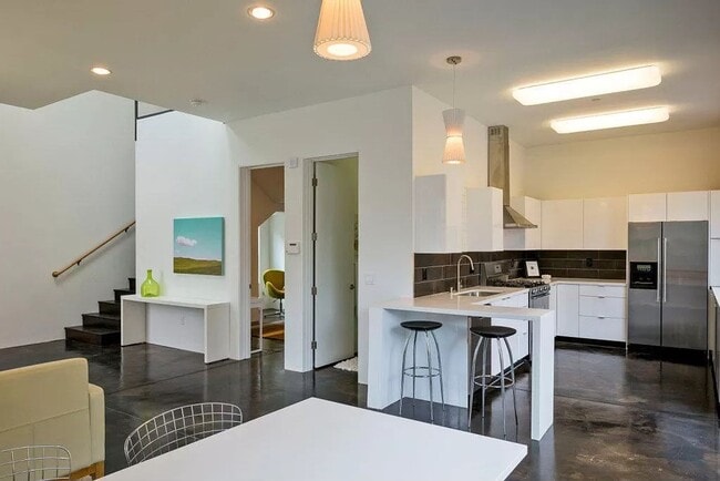 Building Photo - Beautiful Modern 3BR/3BA with In Unit Laundry and Parking | Oakland