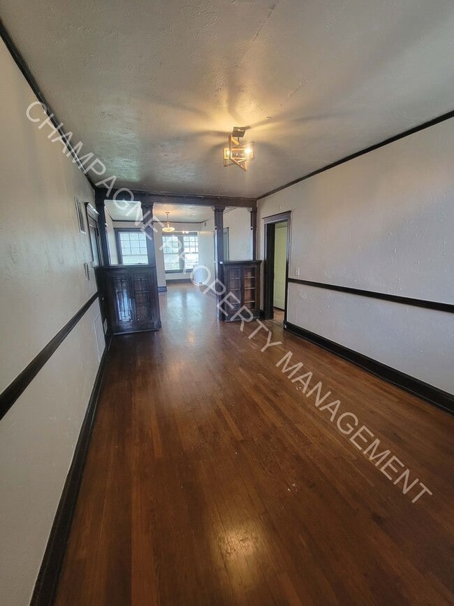 Building Photo - Newly Renovated 2 Bed 1 Bathroom Apartment
