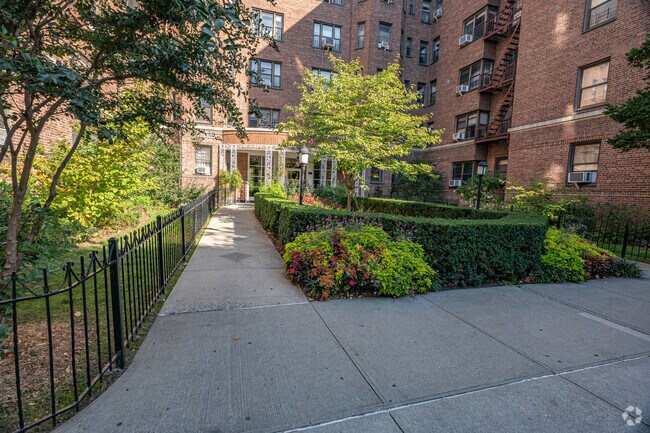 Entrada del edificio - 7711 35th Ave