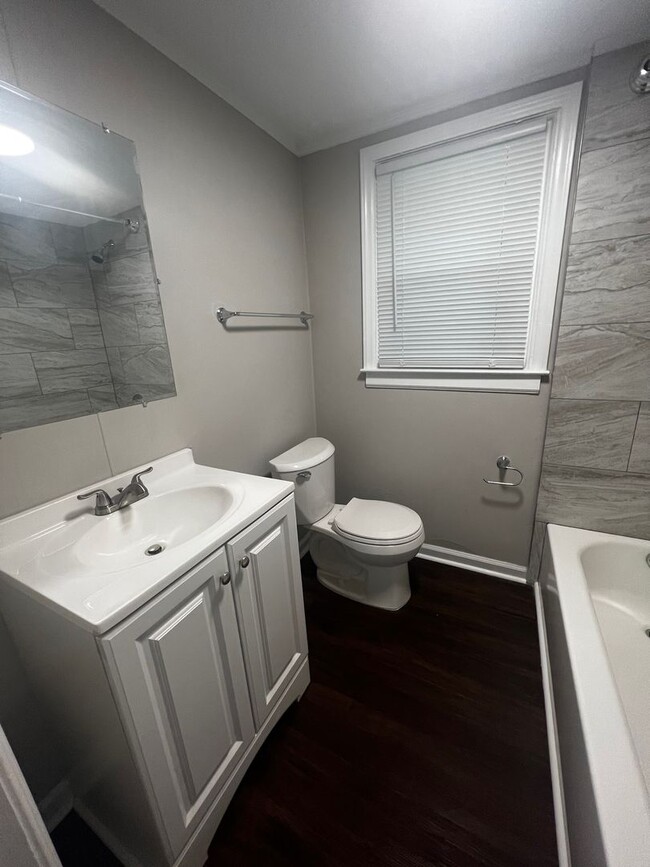 Foto del edificio - Freshly updated two bedroom, one bath hous...