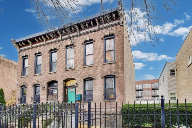 Building Photo - 902 S Claremont Ave