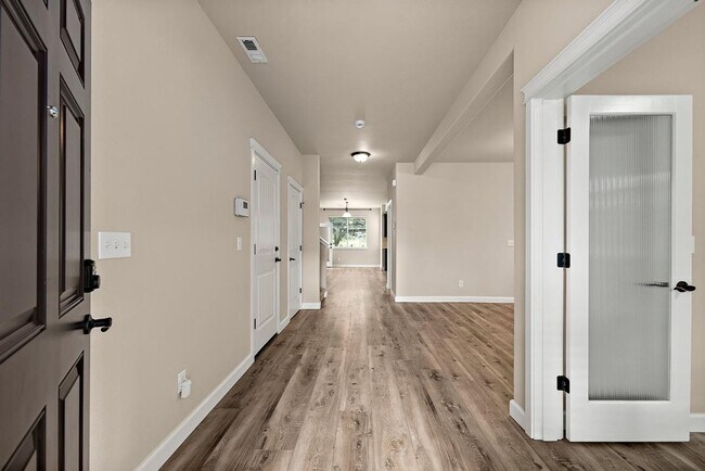 Building Photo - Luxury 4 Bed Home with Bonus Room, Fire Pi...