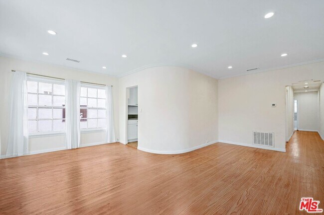 Building Photo - 1327 1/2 S Roxbury Dr