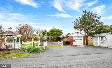 Building Photo - 117 E Maplewood Ave