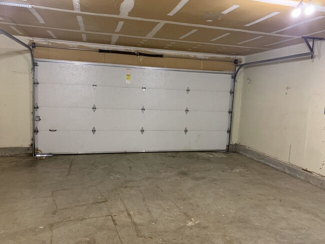 Building Photo - Four bedroom, two bath family home on quiet Beaverton street