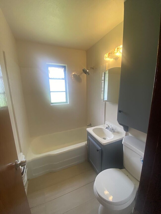 Building Photo - 3 bedroom 1 bath - Bethany Schools