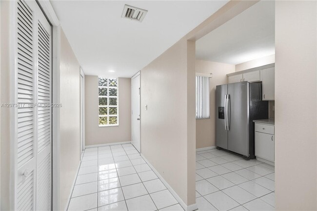 Building Photo - 16252 Laurel Dr