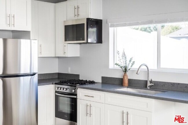 Foto del edificio - 12457 Hortense St