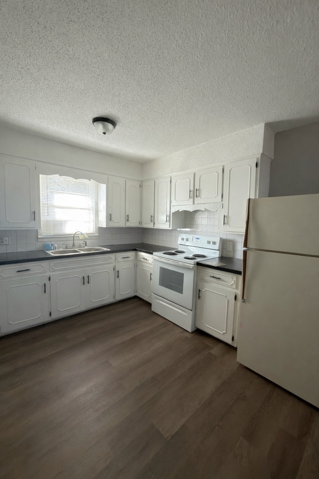 Building Photo - 747 S Nettleton Ave