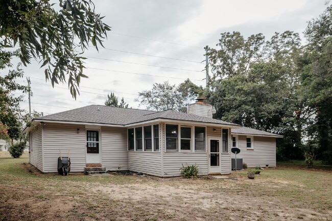 Building Photo - 1723 Folly Rd