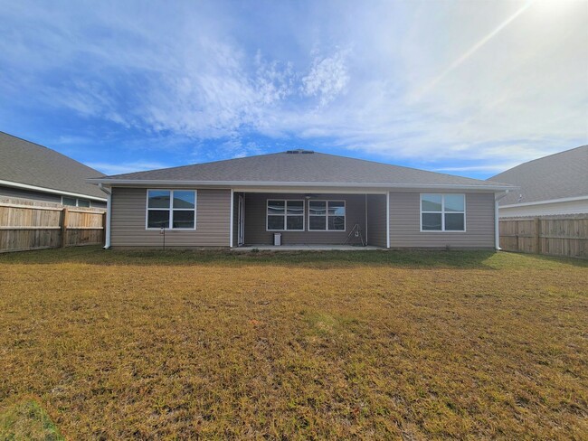 Building Photo - Spacious 4 bedroom 2 bath home w/2 car gar...