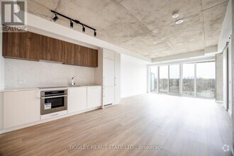 Building Photo - 689-689 The Queensway