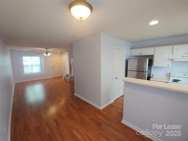 Building Photo - 10146 Forest Landing Dr