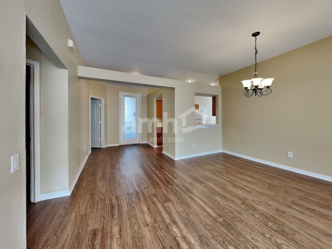 Foto del edificio - 9303 Huntington Park Way