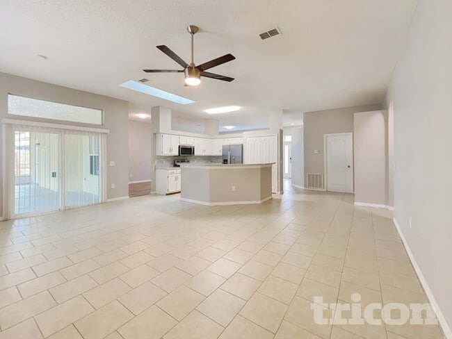 Building Photo - 250 Parkview Dr