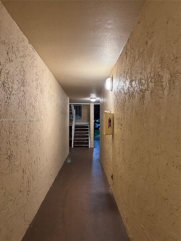 Foto del edificio - 3390 Pinewalk Dr N
