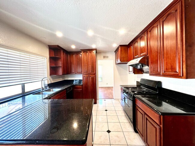 Foto del edificio - Beautiful 4 Bedroom Single Family Home for...