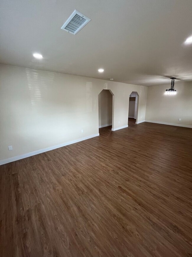 Building Photo - Spacious 4-Bedroom, 2-Bath Home in Los Ang...