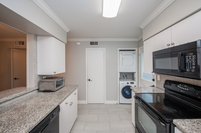 Building Photo - 9015 Gaylord Dr