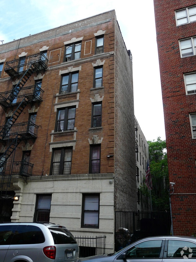 Primary Photo - 15 E 199th St