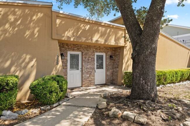 Foto del edificio - Walk to campus, Walk downtown, Shared Fenced Yard and Courtyard, Flat Rate Utilities!