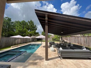 Building Photo - 7 Blue Violet Ct
