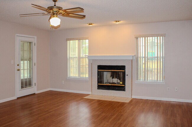 Foto del edificio - 305 Ashley Dr