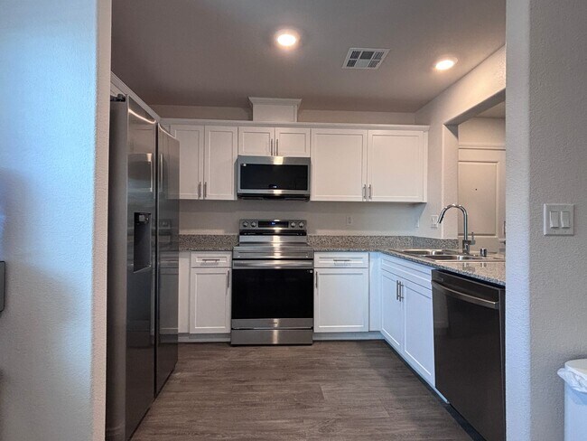 Foto del edificio - Modern 2024 Townhome in Gated Community with Resort-Style Amenities