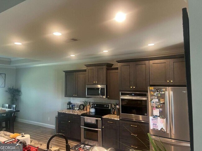 Foto del edificio - 100 Newport Ave