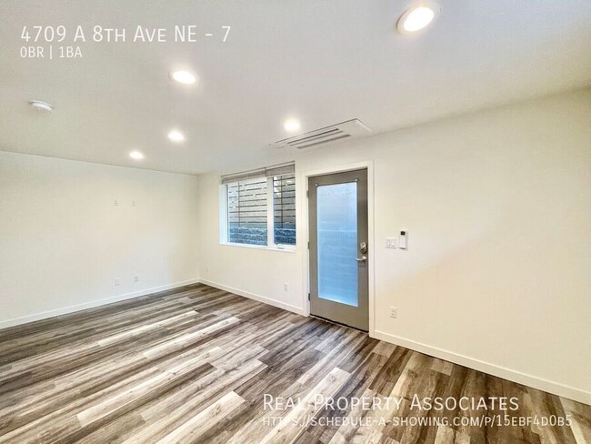 Building Photo - Modern Townhome with ROOMS Available in Un...