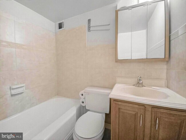 Foto del edificio - 1801 Clydesdale Pl NW