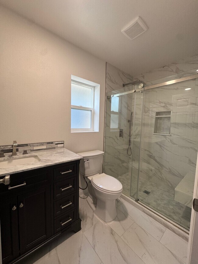 Foto del edificio - 1289 W 27th St