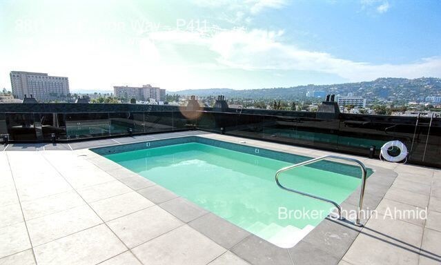 Foto principal - 8811 1/2 Burton Way