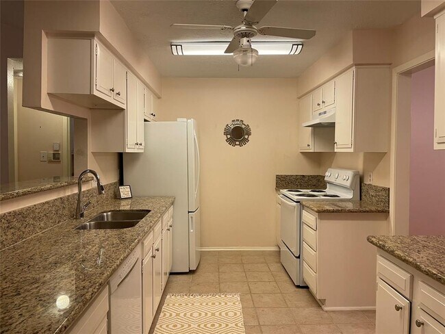 Foto del edificio - 6228 Creekside Ln