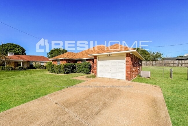 Photo - 209 Madre Cir (Red Oak, TX) House
