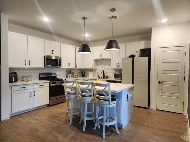 Building Photo - 40545 W Chambers Dr