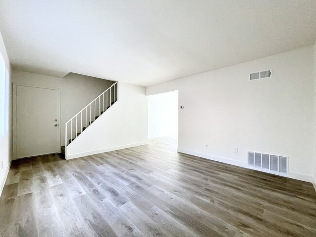 Foto del edificio - Fully Remodeled Fire Mtn. Townhome w/ Garage!