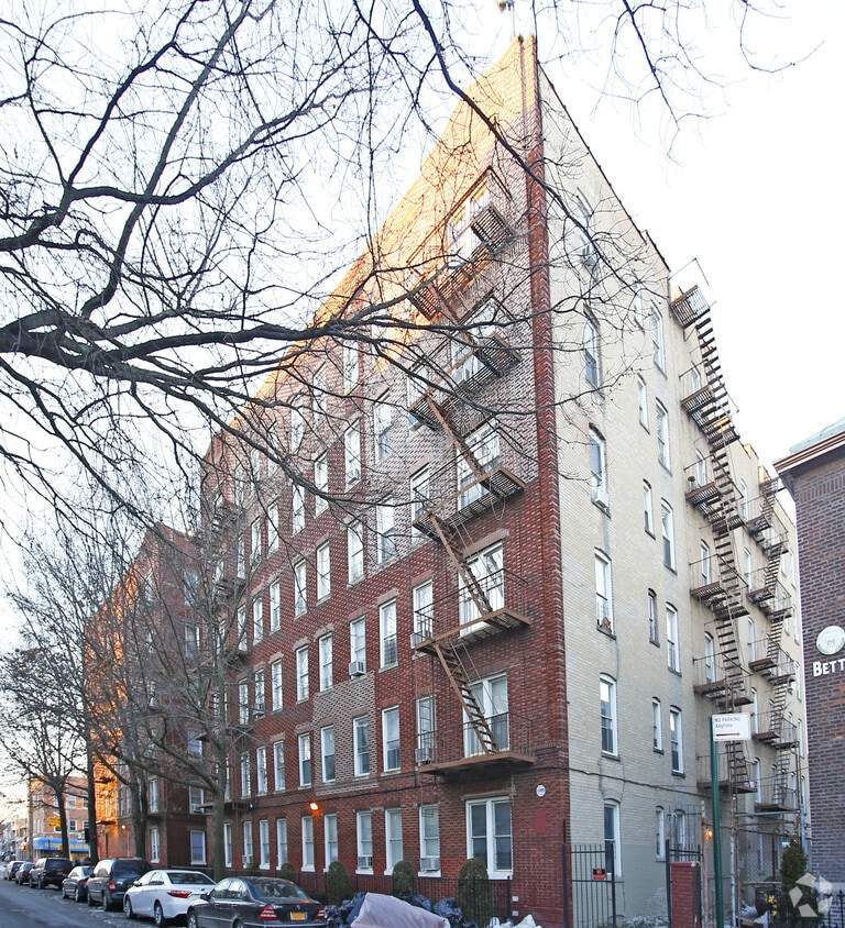 Primary Photo - 1684 W 10th St