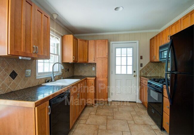 Building Photo - 7024 Thorncliff Dr