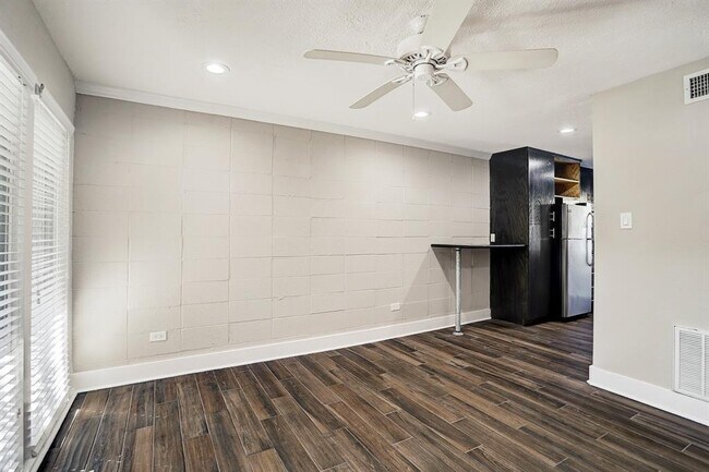 Building Photo - 1501 Hyde Park Blvd