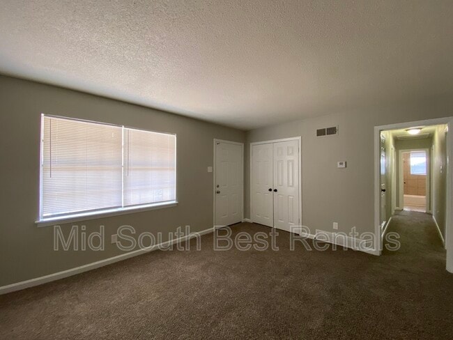 Building Photo - 3225 Harvester Ln E