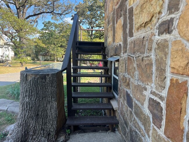 Building Photo - charming  Stone home : 1-bedroom, 1-bathroom (All utilities included)