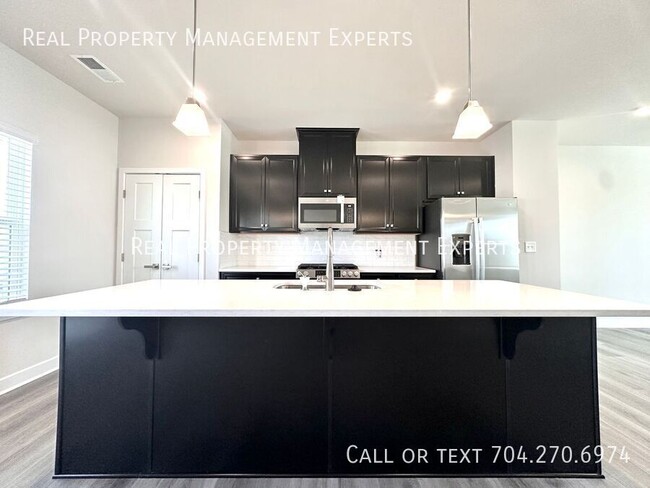 Foto del edificio - Stunning 3BR/2.5BA Townhouse in Charlotte!