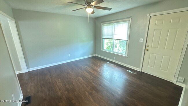 Foto del edificio - 6109 Price Ln Rd