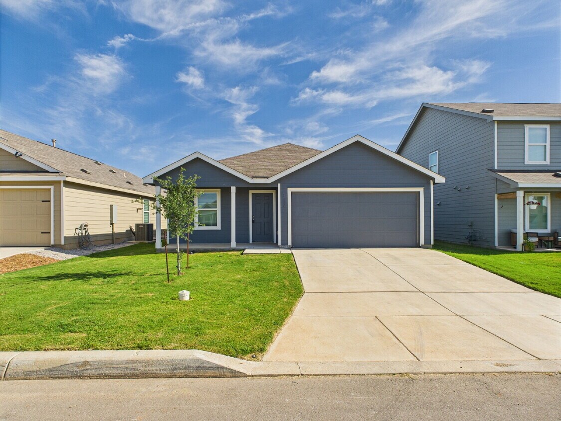 Foto principal - "Open-Concept Living in Fredericksburg"