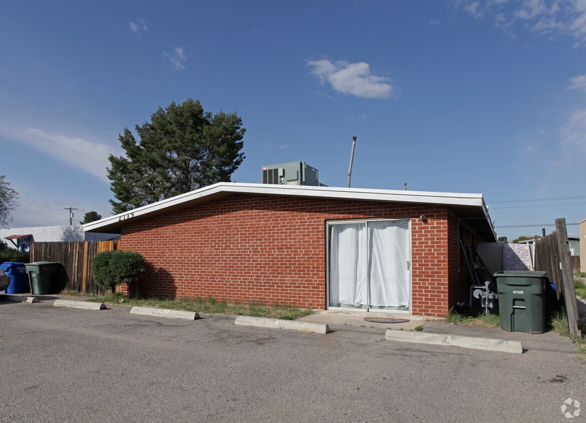 Primary Photo - 2715 N Alvernon Way