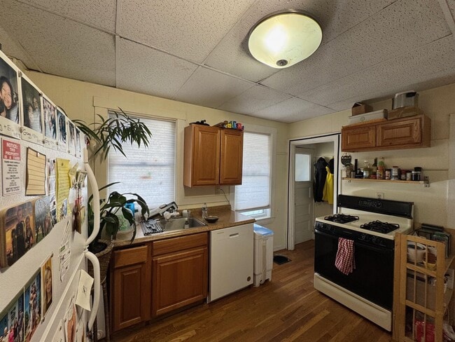 Building Photo - 197R Elm St