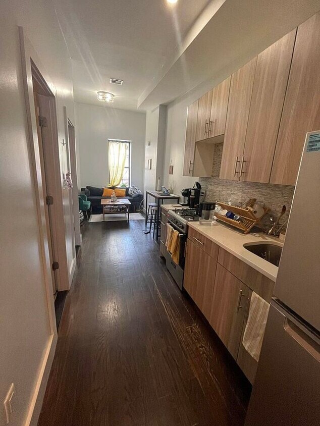 Foto principal - 704 DeKalb Ave