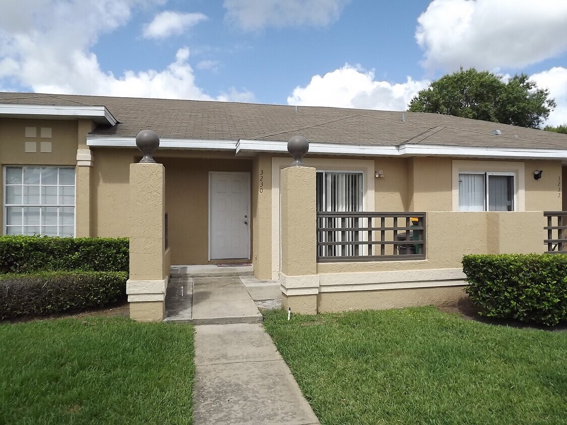2/2 Villa at Osceola Parkway! Available Now! - 2/2 Villa at Osceola Parkway! Available Now!