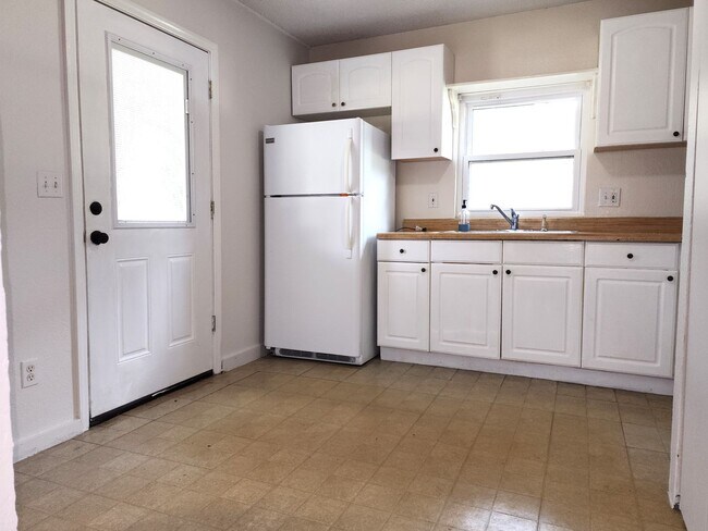 Building Photo - Single-story 1-BR Home; Great Outdoor Spac...